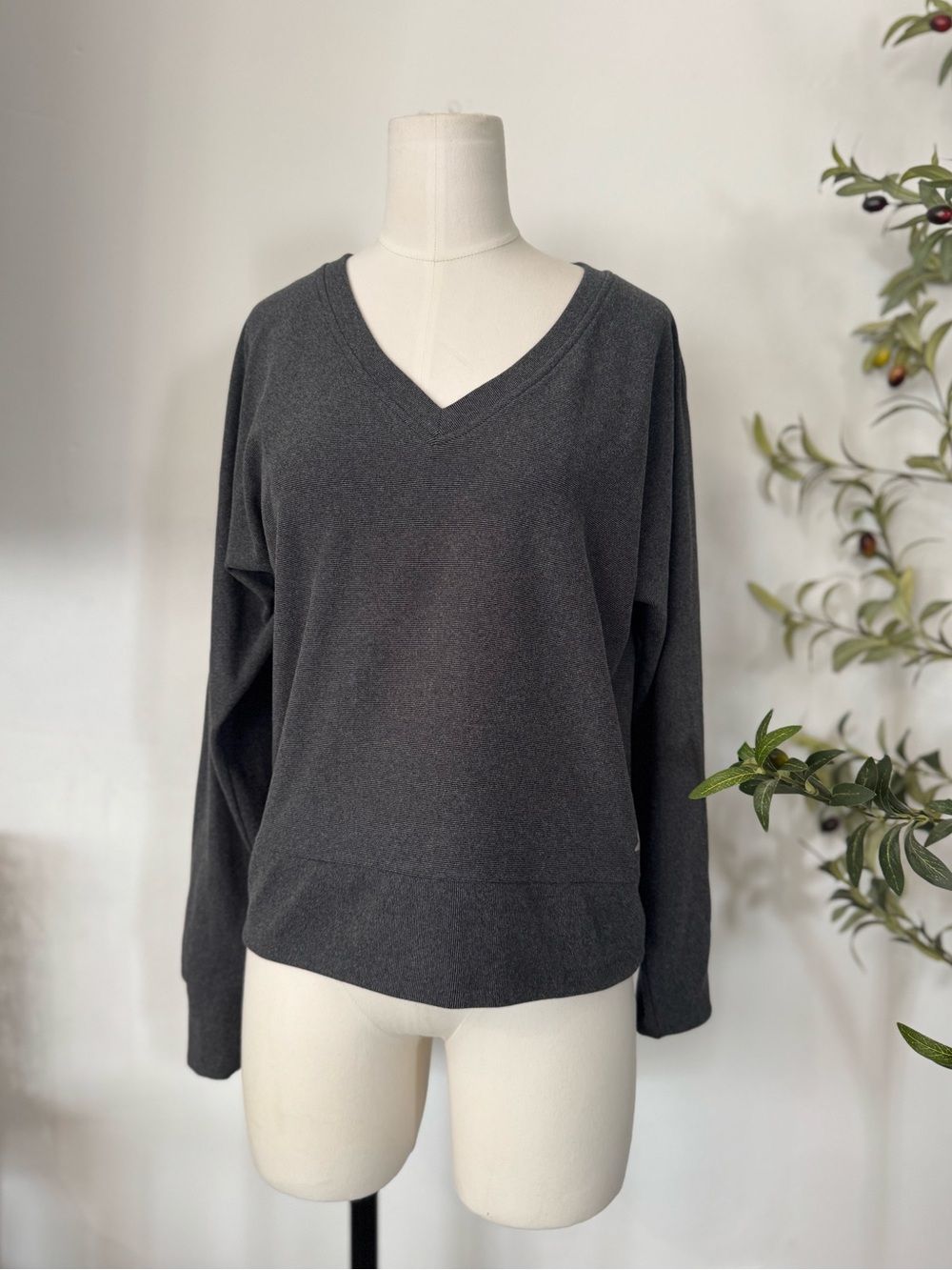 Fundamental Coast Charcoal Gray V-Neck Pullover Sweater Top Size Medium Soft
